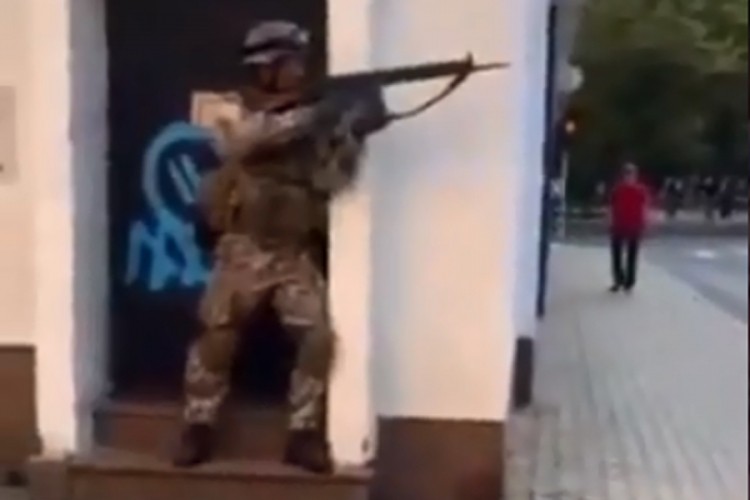 Armija se zaigrala, naoružani do zuba izašli na ulicu, građani isprepadani