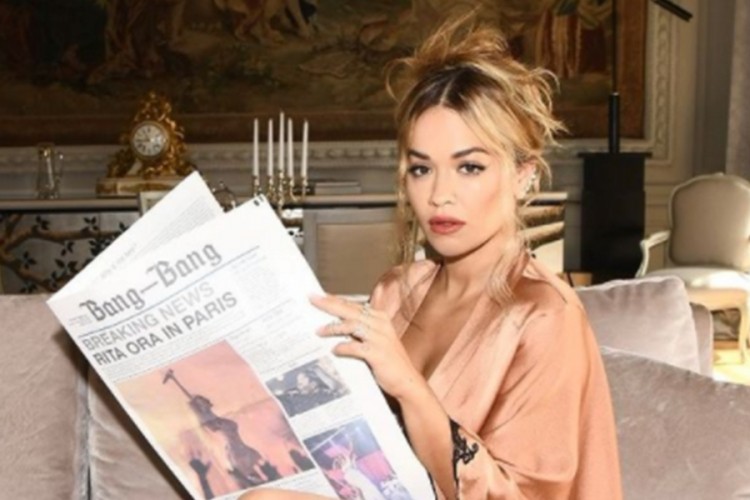 Rita Ora pokazala zlatne zube