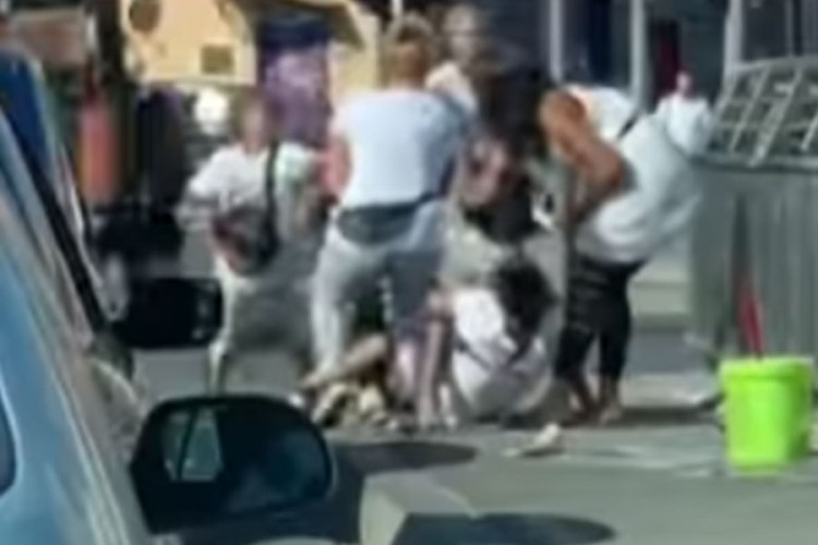Potukli se perači stakala, žena džogerom udarila muškarca u glavu