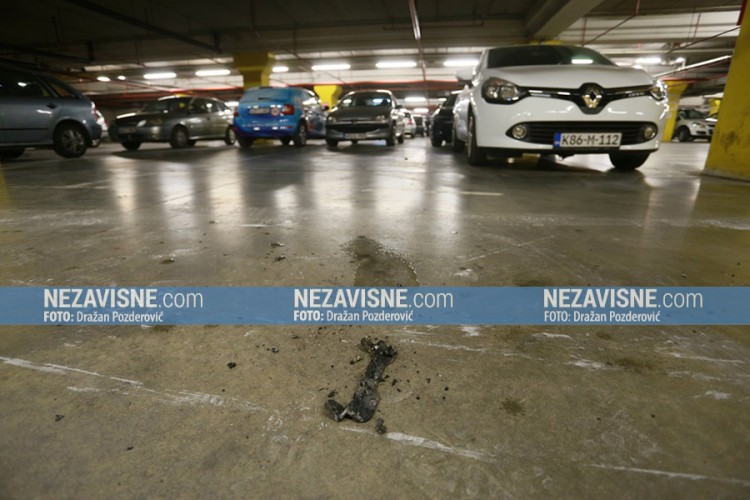 Gorio auto u garaži tržnog centra u Banjaluci