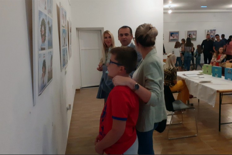 Otvorena izložba karikaturiste, sveštenika Bojana Jokanovića