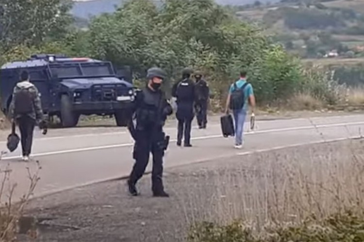 Specijalci ROSU na Jarinju pretresaju građane