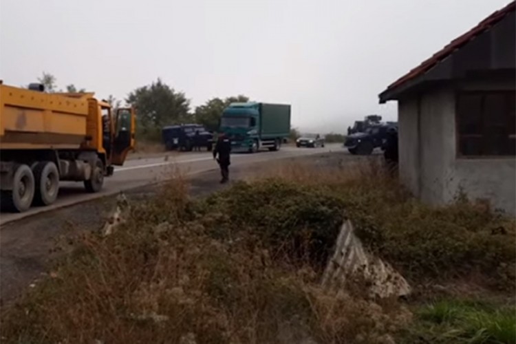 Veliki broj Srba i na Merdaru čeka probne tablice