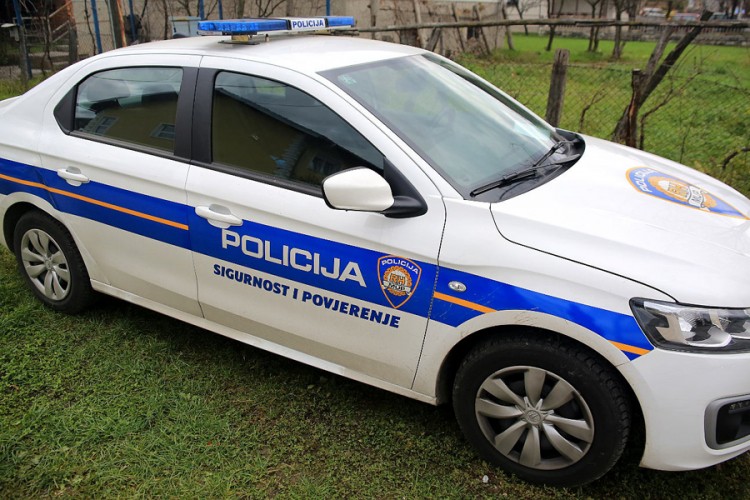 Žena poginula nakon što je u zavoju izgubila kontrolu