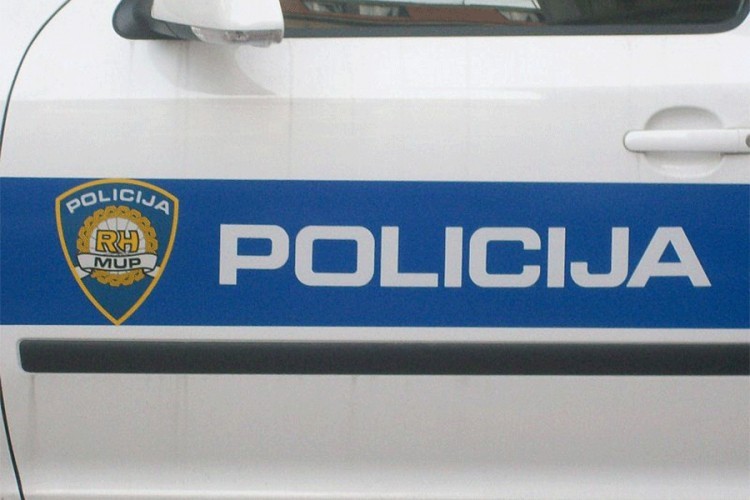 Poljak plutao u čamcu na naduvavanje pored Brača
