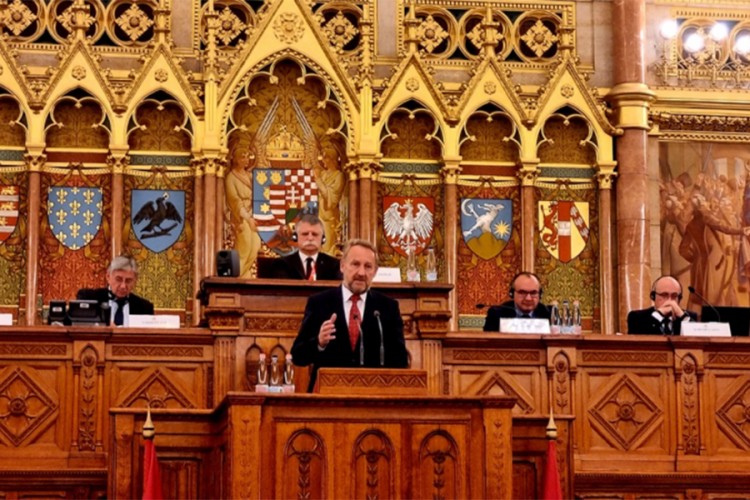 Izetbegović napadao Srpsku u Budimpešti