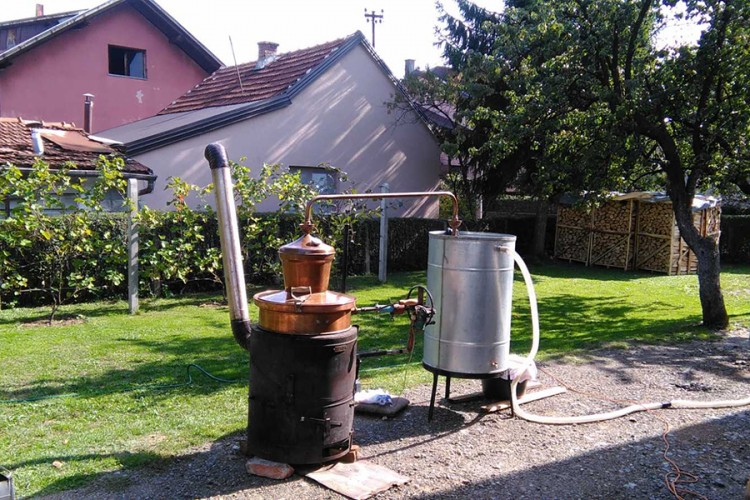 ​Eksplodirao kazan za rakiju, povrijeđeni sin, otac i zet