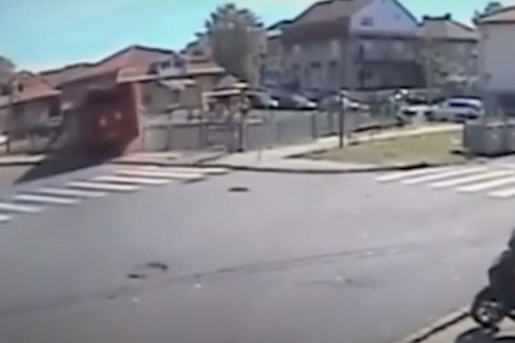 Pojavio se snimak autobusa koji je uletio u dječje igralište