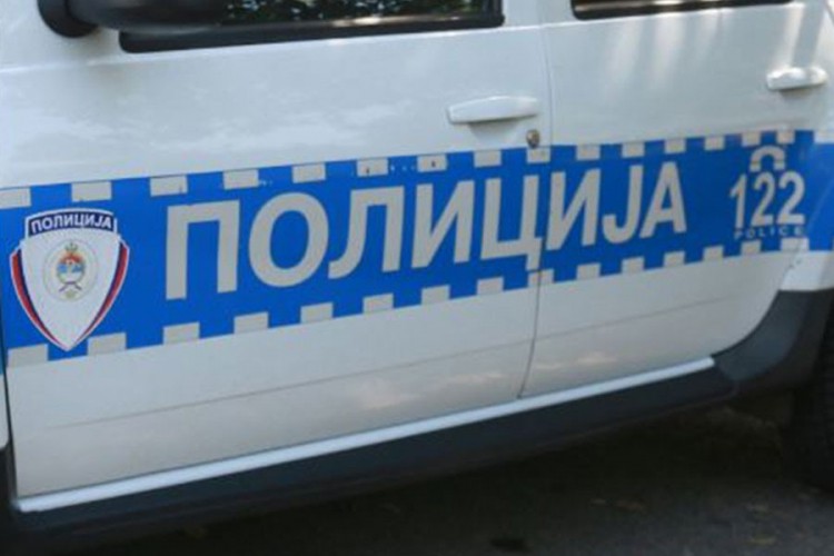 Drama u Banjaluci: Sjekirom polupao auto u kojem su bile djevojke