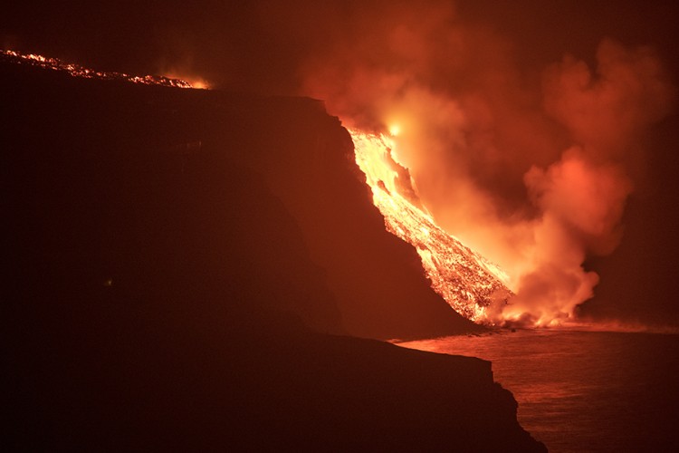 Lava stigla do okeana, strah od otrovnih gasova i eksplozija