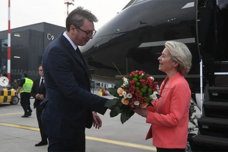 Fon der Lajenova stigla u Beograd, dočekao je Vučić