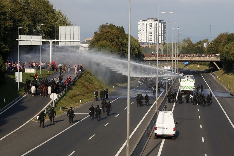 Policija upotrijebila vodene topove i suzavac na protestima u Ljubljani