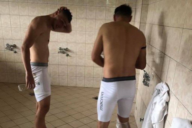 Fudbaleri se tuširali vodom iz flašica