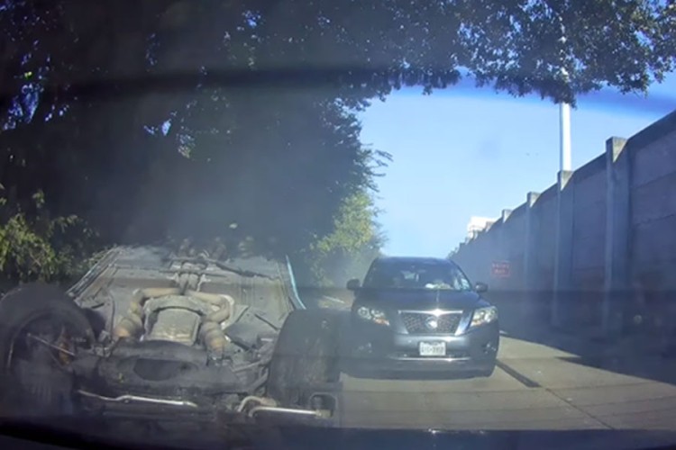 Prevrnuo se na krov, udario u automobil pa pobjegao