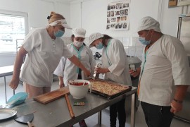 U novoj pekari đaci prave svježa peciva