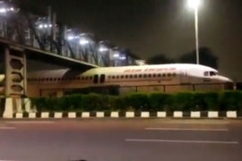 Avion zapeo ispod mosta i blokirao dio auto-puta