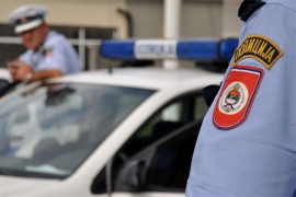 Dvojac osumnjičen da je prijetio policajcu ispred policijske zgrade