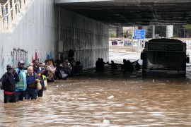 Poplave u Grčkoj: Ljudi na krovovima zgrada čekaju spasioce, ulice ...