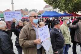 Gladni penzioneri ustali protiv bijelog hljeba i paušala