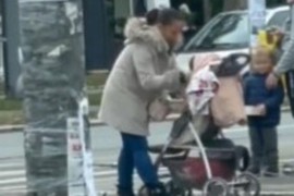 Žena snažno šamara bebu u kolicima (Uznemirujući snimak)