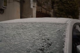 Pokušao tijelom da zaštiti automobil od grada