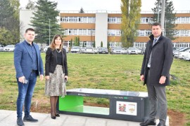 Sberbank Banjaluka poklonila "pametnu" solarnu klupu Opštini Istočno ...