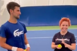 Đoković igrao tenis sa obožavateljkom: "Životna čast"