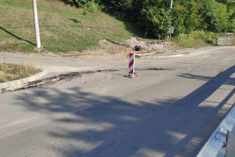 Obustava saobraćaja na putu za Priječane