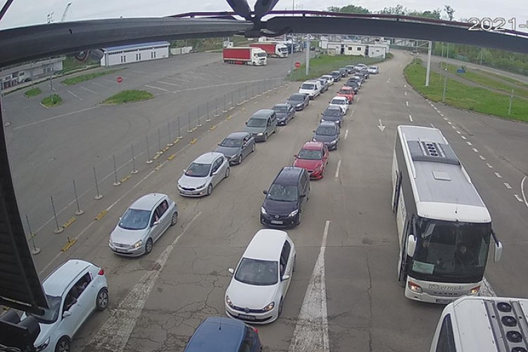 Duža kolona vozila na Rači na ulazu u BiH