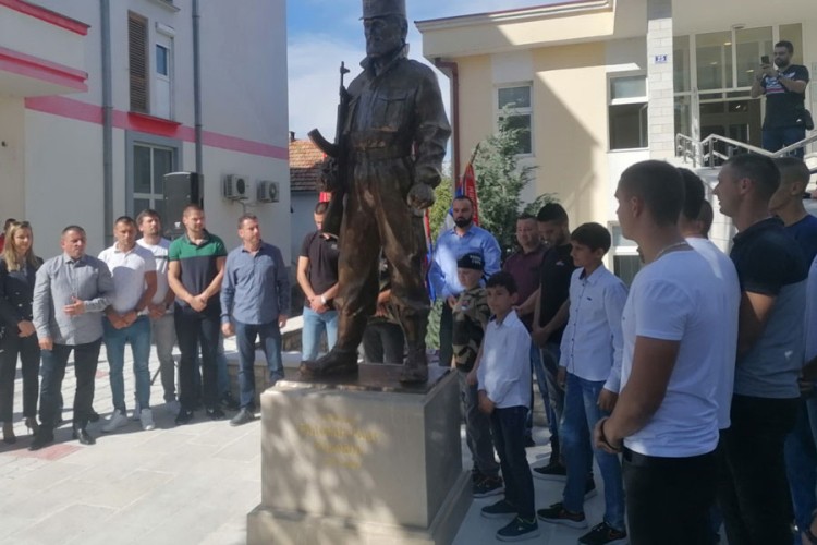 Otkriven spomenik harizmatičnom vojskovođi čistog obraza