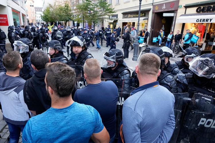 Sukob policije i demonstranata u Ljubljani