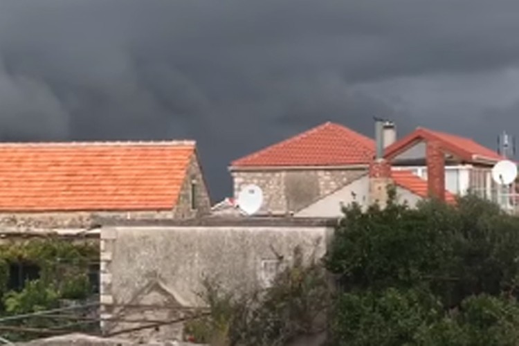Potop u Dalmaciji, negdje palo više od 110 litara kiše po kvadratu