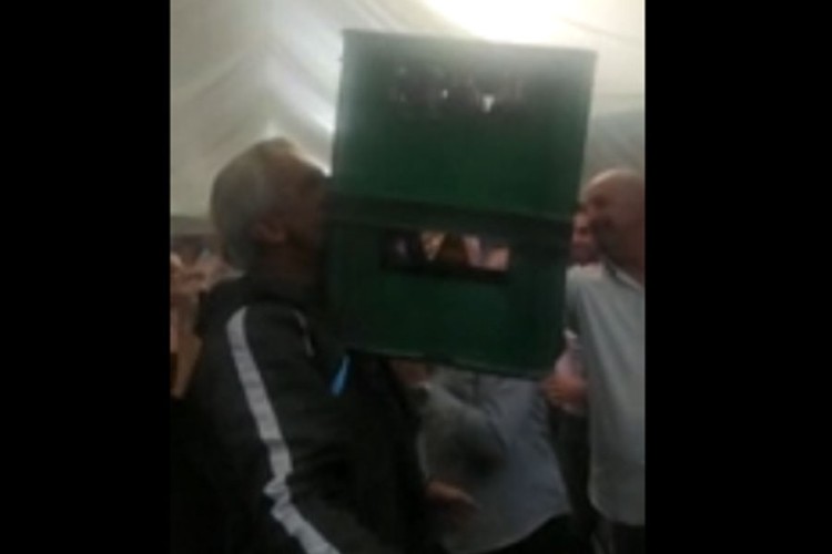 Snimak muškarca kako u zubima drži tri gajbe piva postao hit