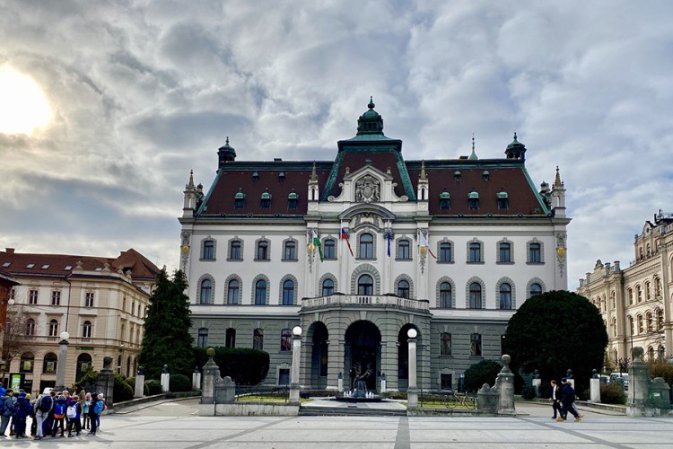 U Sloveniji preminulo šest osoba, zaraženo još 489