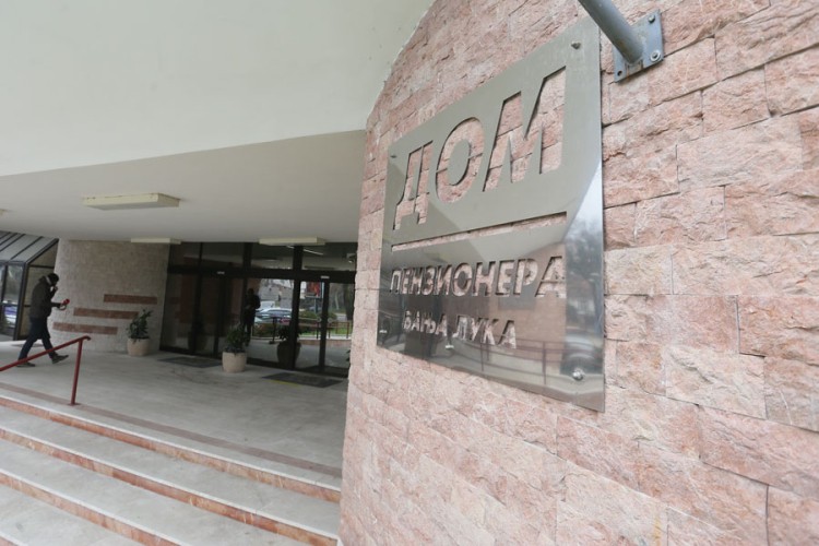 Stari u domovima i dalje pod maskama