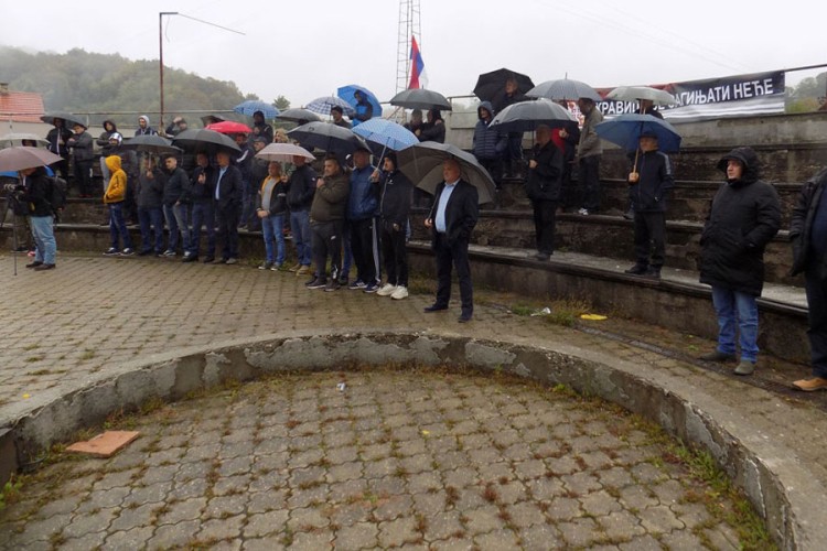 Mještani poručili sa protesta: Kravica se saginjati neće