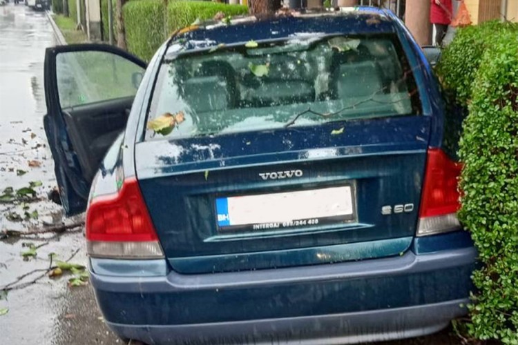 Udes u centru Bijeljine, povrijeđen vozač volva