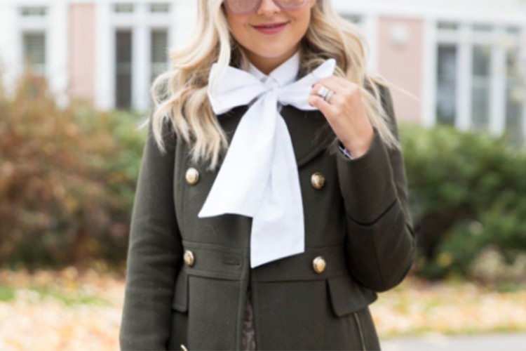 Bluza s mašna-kragnom doza elegancije