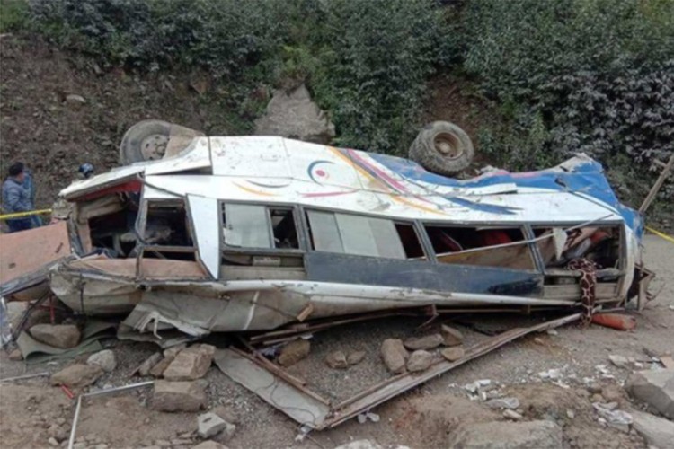 Najmanje 28 poginulih u nesreći autobusa u Nepalu