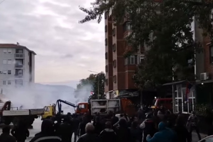 Objavljen snimak trenutka kada je Rosu bacio šok bombu u Mitrovici