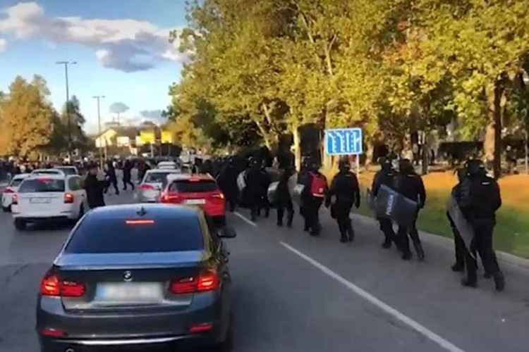 Protest protiv mjera u Ljubljani: Policija došla s vodenim topom, digla i helikopter