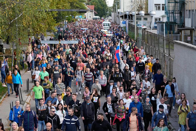 Demonstranti u Ljubljani laserom povrijedili oko pilota helikoptera