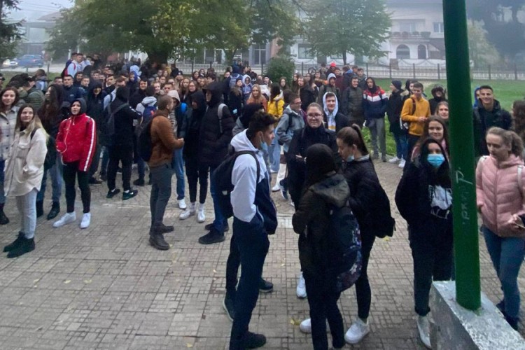Učenici odbili ući u hladne učionice
