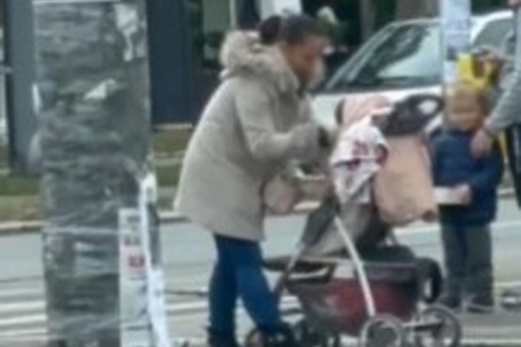 Žena snažno šamara bebu u kolicima (Uznemirujući snimak)