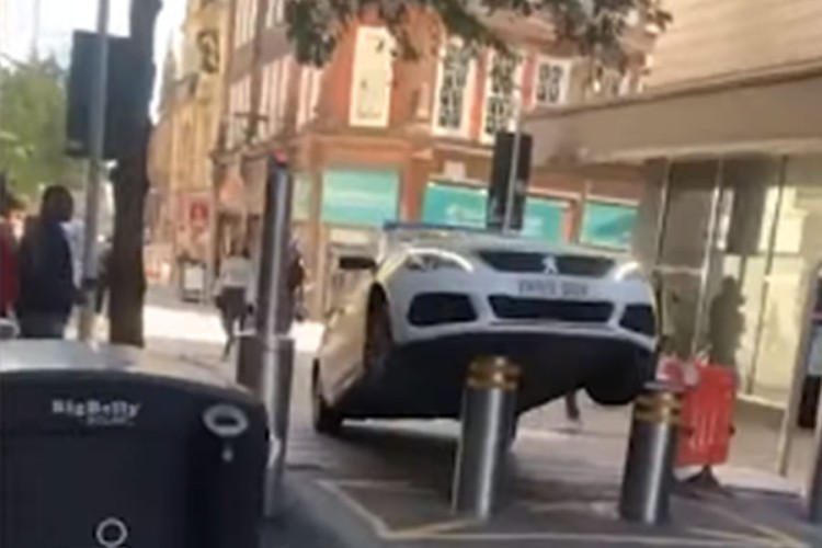 Policajci parkirali u pješačkoj zoni pa im auto završio na stubovima