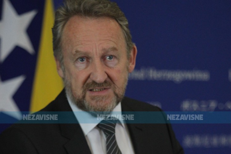 Izetbegović čestitao Vučiću ustupanje predmeta BiH