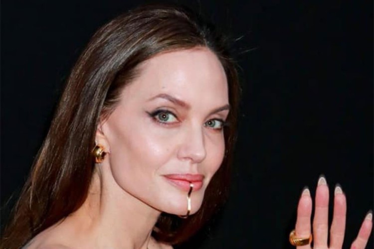 Anđelina Džoli na crvenom tepihu sa brnjicom na usnama