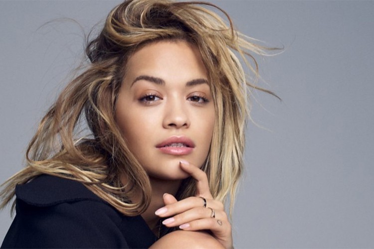 Rita Ora pozirala u toplesu