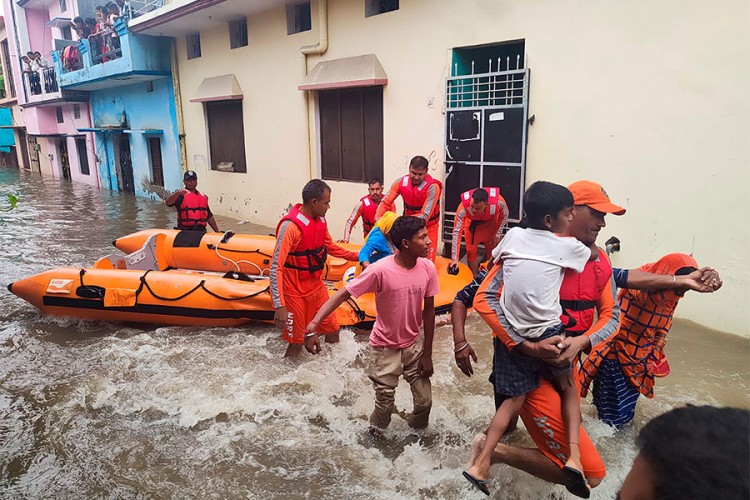 Poplave na sjeveru Indije, poginulo najmanje 46 osoba