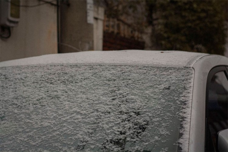 Pokušao tijelom da zaštiti automobil od grada